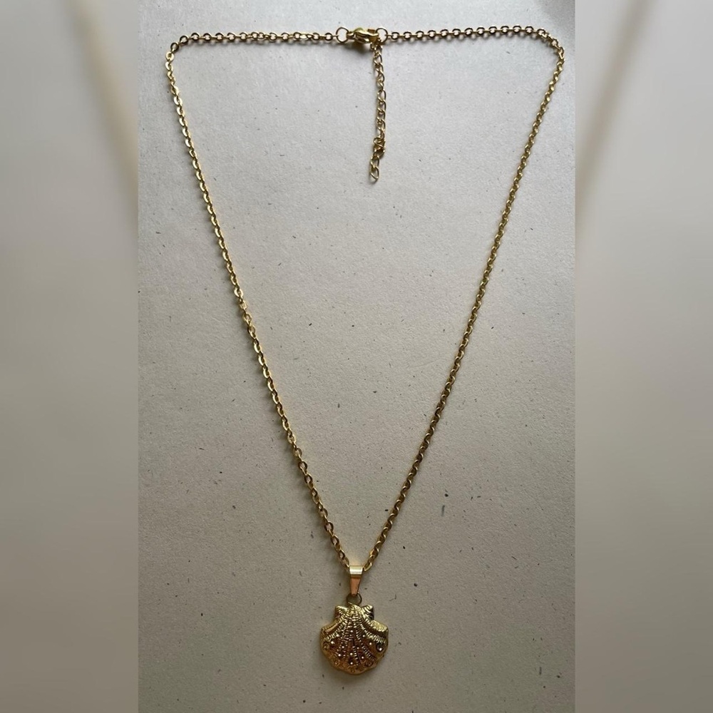 Gold Shell Pendant Necklace - Picture 4 of 5